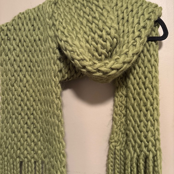 Beautiful green long scarf made in Italy 80% virgin wool 20% polymide - Picture 5 of 5